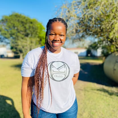 OKUHLE tee styled outdoors